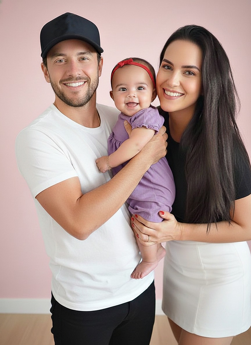 Young couple put daughter inside the fir…