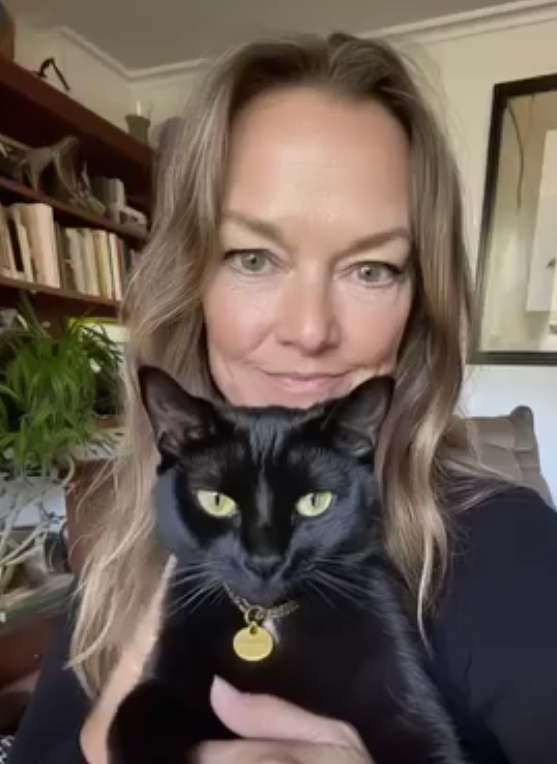I CAME ACROSS A CAT WITH AN ID TAG IN MY GARDEN – AFTER CALLING THE NUMBER, I TURNED DOWN $100,000, BUT I FOUND HAPPINESS