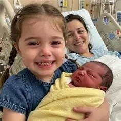 THE SUDDEN BIRTH TURNED INTO A HORRIFYING STRUGGLE FOR SURVIVAL AS A MOTHER AND HER PREMATURE INFANT BOTH CLING TO LIFE IN A CRITICAL CARE CRISIS